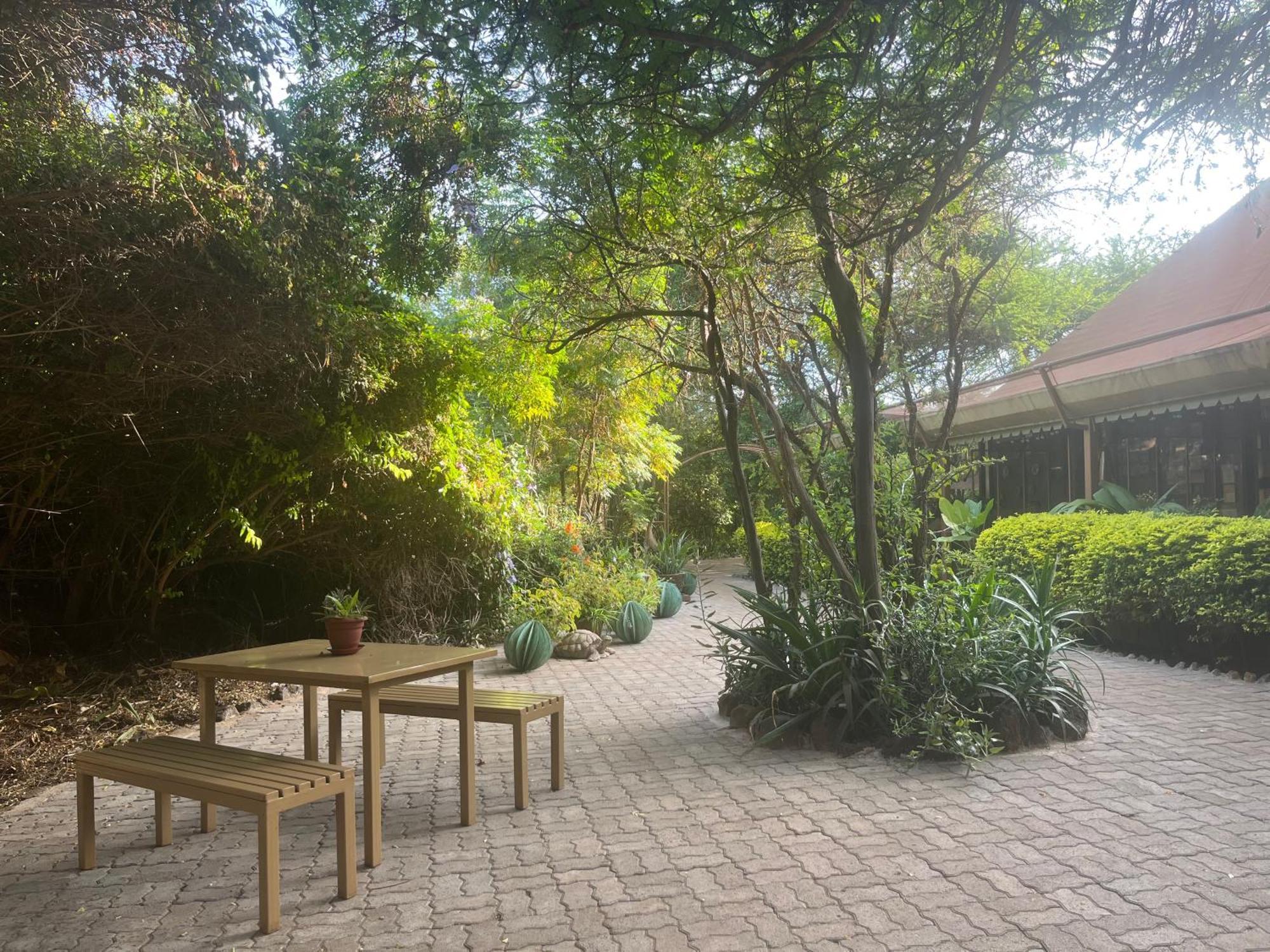 Ikweta Safari Camp Hotel Maua Екстериор снимка