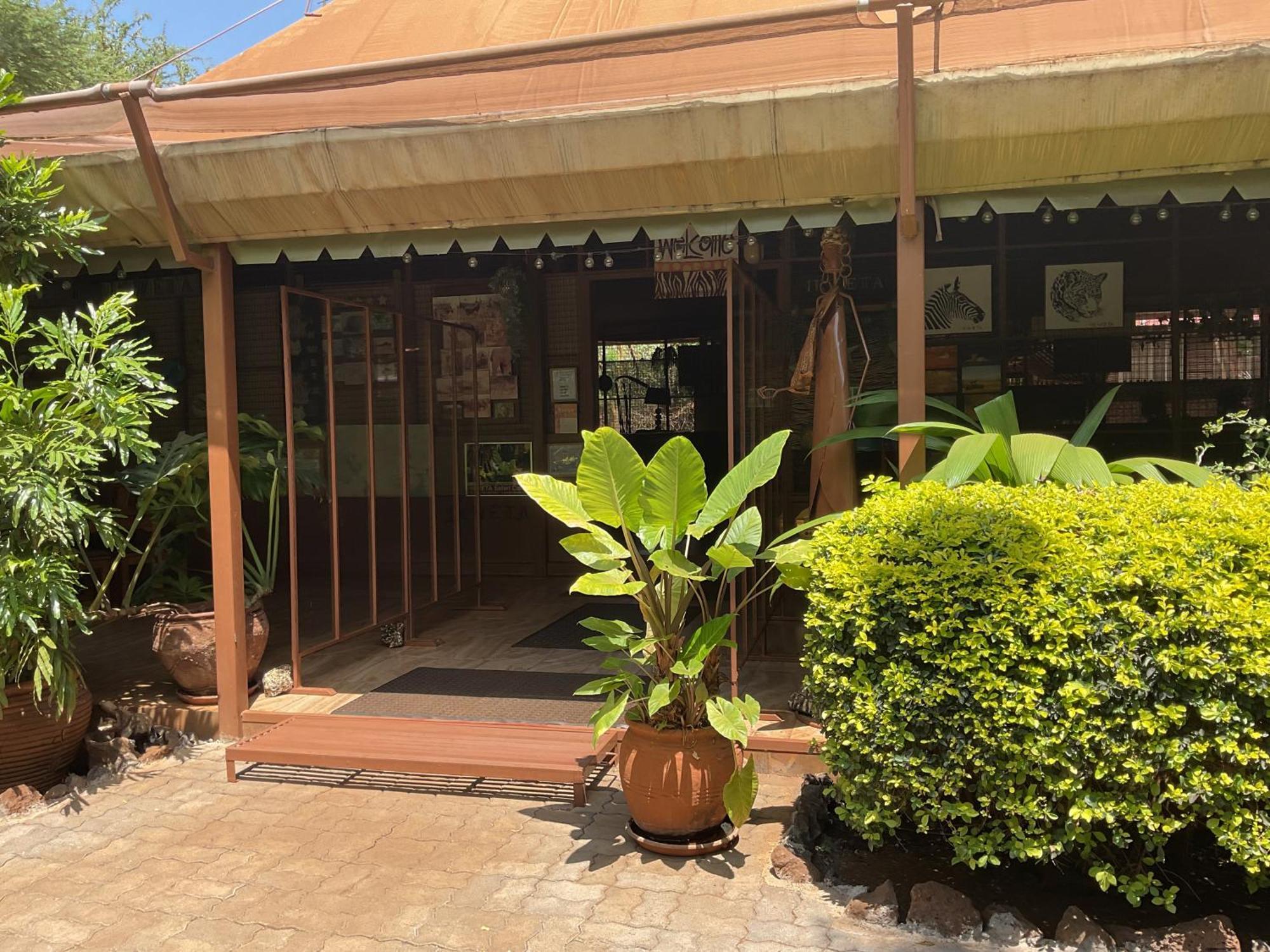 Ikweta Safari Camp Hotel Maua Екстериор снимка