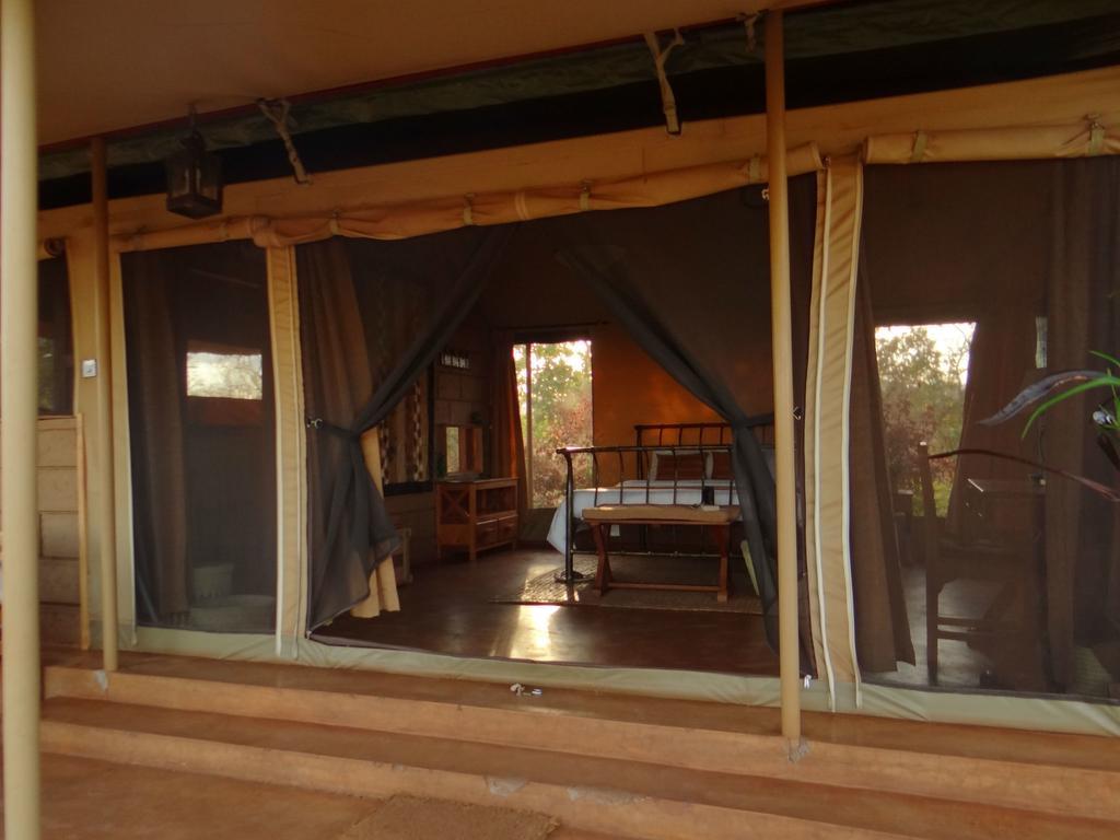 Ikweta Safari Camp Hotel Maua Екстериор снимка